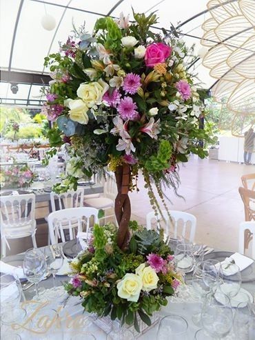 Quinceañera Flower Arrangements, Butterfly Tree Centerpiece, Tree Centerpieces Quince, Enchanted Forest Centerpieces, Enchanted Forest Quinceanera, Quince Decor, Sweet 15 Party Ideas, Enchanted Forest Theme, Enchanted Garden Wedding