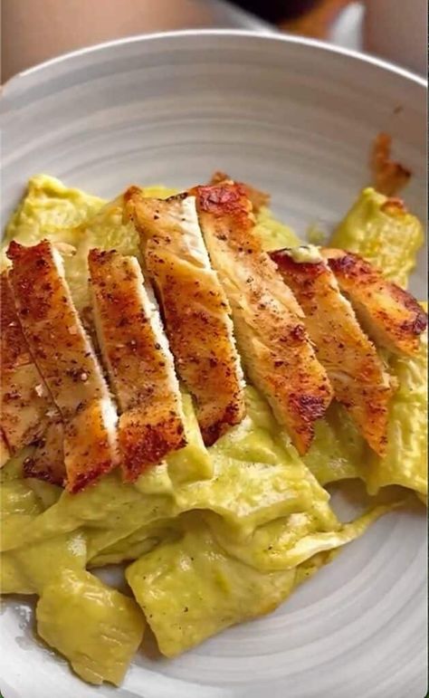 Poblano pasta by Vivi Abeja Mexican Pasta Bake, Poor People Food, Mexican Spaghetti, Grilled Chicken Pasta, Mexican Pasta, People Food, Food Contest, Food Articles, Creamy Pasta