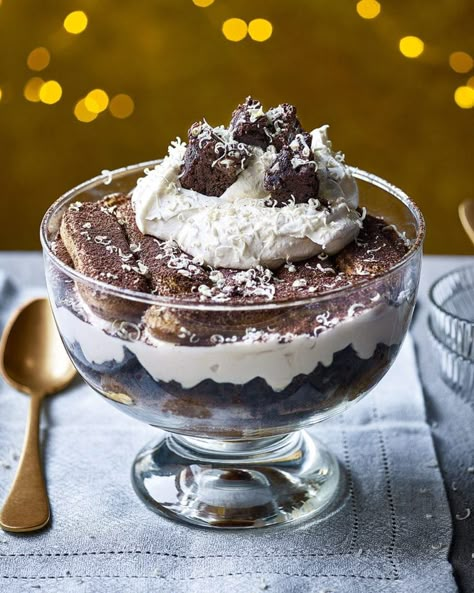 Baileys chocolate tiramisu trifle Baileys Dessert, Tiramisu Trifle, Trifle Dessert Recipes, Chocolate Tiramisu, Baileys Recipes, Chocolate Trifle, Frozen Dessert Recipe, Trifle Desserts, Recipes Chocolate