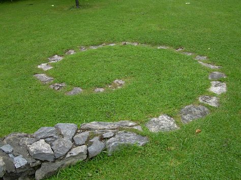 Shell Garden, Labyrinth Garden, Garden Japanese, Labyrinth Design, Celtic Symbol, Gardening Inspiration, Rock Garden Design, Witch Garden, Sun Garden