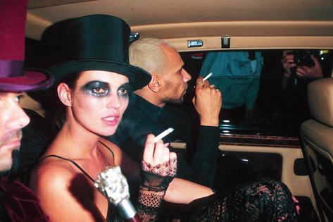 The Best Celebrity-Inspired Halloween Make-Up Ideas. Kate Moss, 1997 90s Halloween Costumes, Carmen Kass, Best Celebrity Halloween Costumes, Kate Moss Style, Queen Kate, Halloween Beauty, 90s Halloween, Hollywood Costume, Emily Didonato