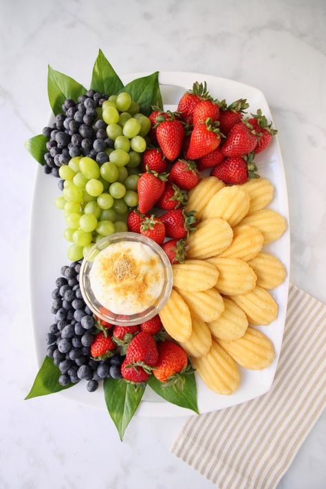 Easter Fruit Tray, Easy Fondue, Cheesecake Fruit, Easter Fruit, Fruit Platter Designs, Cheesecake Dip, Fondue Recipes, Fruit Displays, Winter Fruit