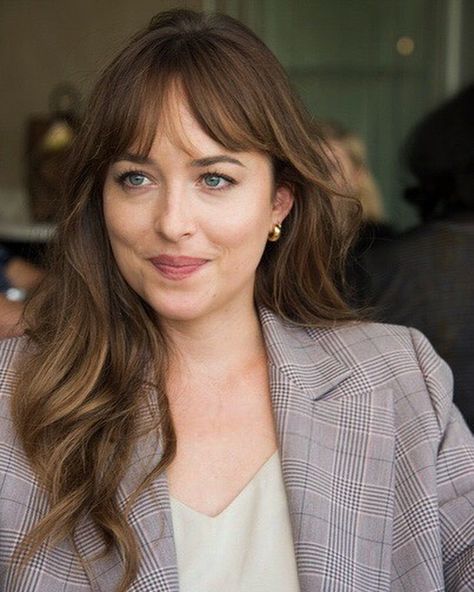 Dakota Johnson Bangs, Fringe Bangs Hairstyles, Dakota Johnson Hair, Bangs For Round Face, How To Style Bangs, Wispy Bangs, Long Hair With Bangs, Short Hair With Bangs, Dakota Johnson