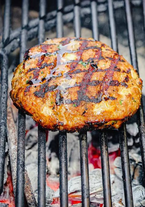 Grilled Turkey Burgers (Juicy and Delicious) - Grill - Grillseeker Grilled Turkey Burgers Recipes, Best Ever Turkey, Grill Turkey, Best Turkey Burgers, Turkey Burger Recipe, Smoked Meatloaf, Grilled Turkey Burgers, Juicy Turkey, Bbq Turkey