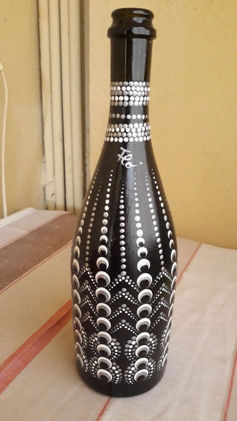 Dot Art On Glass Bottles, Wine Bottle Dot Art, Bottle Dot Mandala, Simple Bottle Art, Bottle Top Art, Painting Glass Jars, Painted Glass Bottles, Hand Painted Wine Bottles, Hand Painted Bottles