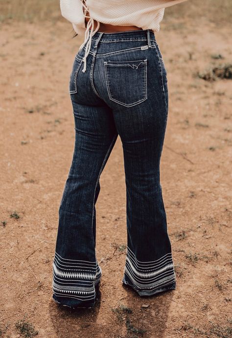 Women Bell Bottom Jeans Outfit, Country Woman Outfits, Country Girl Clothes, Western Fashion Outfits, Flair Jeans Outfit, Cowboy Vibes, Cruel Girl Jeans, Country Fits, Jeans Western