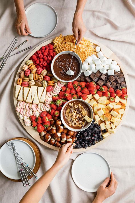 Dessert Platter, Dessert Aux Fruits, Charcuterie Inspiration, Party Food Platters, Charcuterie Recipes, Feeding A Crowd, Food Platters, Charcuterie Board, Casserole Dishes