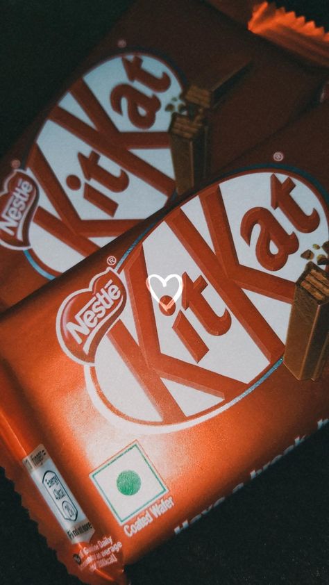 Kit Kat Snap, Kit Kat Aesthetic, Kit Kat Chocolate Pics, Kitkat Snap, Kit Kat Chocolate, Cute Lab Puppies, Chocolate Photos, Atheist Quotes, Snap Streak Ideas Easy