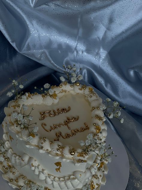 Pretty White Birthday Cake, Grown Birthday Cake, Sweet 16 Cakes White And Gold, 22 Yr Old Birthday Cake, 21 Golden Birthday Ideas, White And Gold Heart Shaped Cake, Golden Cake Aesthetic, 21st Birthday Cake White And Gold, Gold Birthday Cake Aesthetic