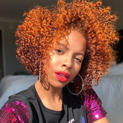 Natural & Happy sur Instagram : « Hot color 🔥👌🏾 @shaddah_elyse . . . . . . . . . #nappyfrancophones #naturalhair #teamnatural #naturalhaircommunity #naturalhairdaily… » Shaddah Elyse, Natural African American Hairstyles, Dyed Hair Inspiration, Natural Hair Community, Braid Out, Coily Hair, Afro Hair, Live Colorfully, Afro Hairstyles