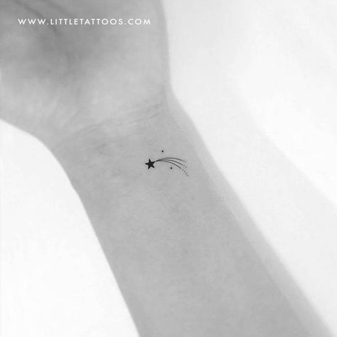 Izzy Tattoo, Tattoos Stars, Tattoo Ear, Star Tattoos For Men, Birthday Tattoos, Star Tattoo Meaning, Shooting Star Tattoo, Small Star Tattoos, Tattoos With Kids Names