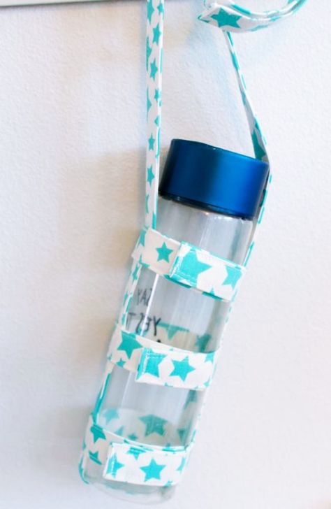 Water Bottle Shoulder Strap, Water Bottle Strap Diy, Diy Water Bottle Sling, Water Bottle Carrier Diy Free Pattern, Water Bottle Holder Pattern Sewing, Diy Water Bottle Cover, Diy Water Bottle Holder, Bottle Holder Diy, Sewing Ideas For Kids