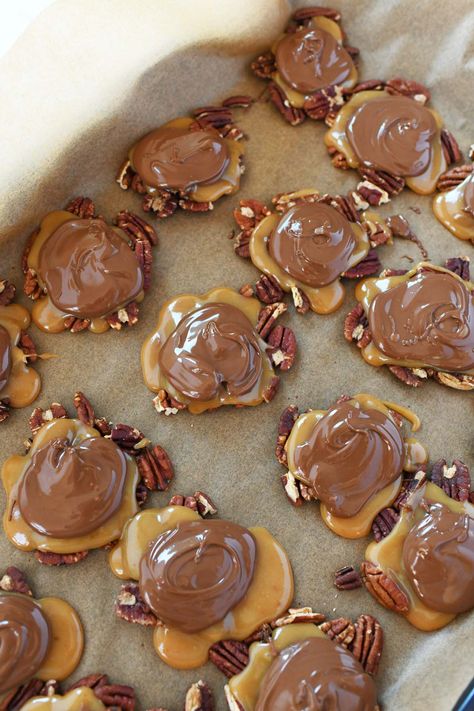 Texas Millionaire Candy Recipe, Turtle Candy Recipe, Homemade Turtle Candy, Pecan Turtles Recipe, Bear Claw Recipe, Homemade Turtles, Turtle Candy, Chocolate Pecans, Turtles Candy