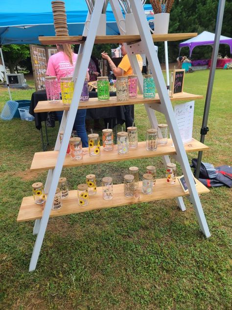 Easy transport ladder shelf for cups display. Vendor Show Craft Ideas, Craft Vendor Setup Ideas, Pop Up Sale Display, Cup Booth Display, Vending Booth Ideas, Vendor Market Table Ideas, Dollar Tree Vendor Booth, Cup Vendor Display Ideas, Cup Display Craft Fair