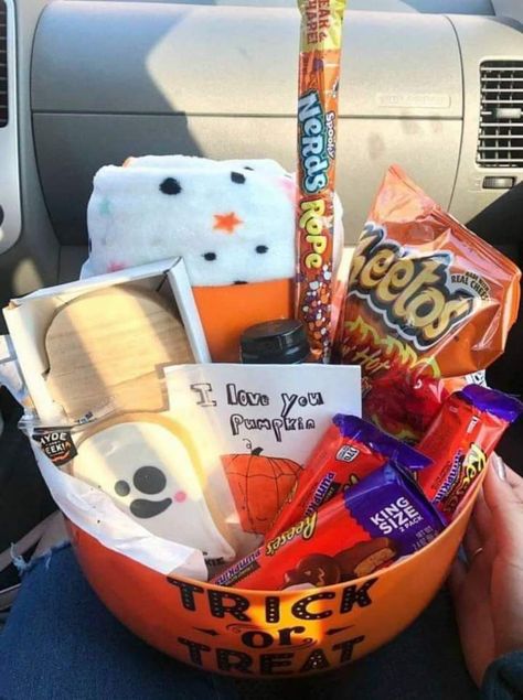 Spooky Basket Ideas, Halloween Treat Baskets, Diy Halloween Gifts, Spooky Basket, Halloween Care Packages, Fall Gift Baskets, Spooky Halloween Gifts, Postres Halloween, Halloween Themed Gifts