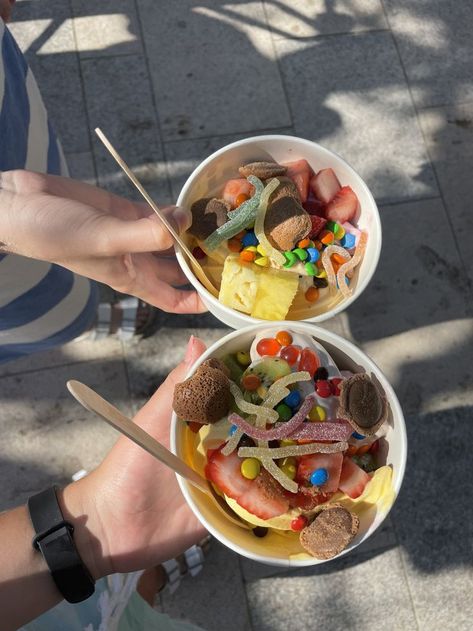 Brownie Yogurt Bowl, Froyo Aesthetics, Yo Chi, Yochi Frozen Yogurt Aesthetic, Frozen Yogurt Shop Aesthetic, Chocolate Chip Cookie Dough Ice Cream Aesthetic, Fro Yo, Birthday Inspiration, Frozen Yoghurt