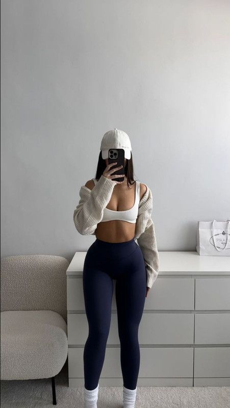 Gym Black Leggings Outfit, Navy Gym Leggings Outfit, Outfit With Blue Leggings, Navy Blue Gym Outfit, Blue Gym Leggings Outfit, What To Wear With Navy Leggings, Navy Blue Workout Outfit, Navy Athleisure Outfit, How To Style Navy Blue Leggings