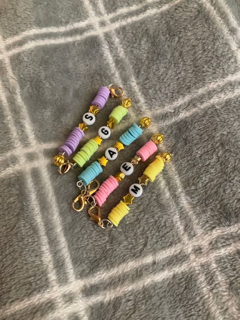 Friend Group Bracelet Ideas, Friend Group Bracelets, Clay Beads Keychain, Clay Bead Keychain, Keychain Ideas, Matching Keychains, Bracelets Patterns, Things To Do When Bored, Iron Beads