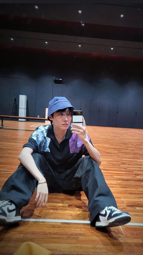 Jhope Boyfriend Material, Instagram Story Wallpaper, Jhope Boyfriend, J-hope Boyfriend Material, J-hope Pictures, Jhope Bts Wallpaper, Jhope Jimin Taehyung Jungkook, Story Wallpaper