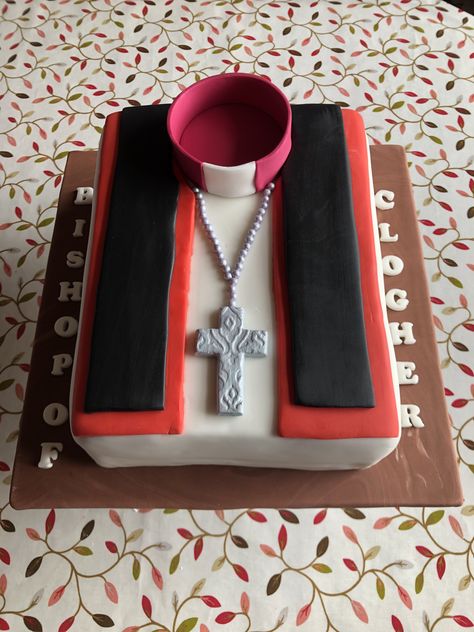 Priest Anniversary Cake, Cakes For Pastor Appreciation, Pastor's Birthday Cake Ideas, Cakes For Pastors, Pastor Cake Design, Priest Cake Design, Bible Cakes Ideas, Pastor Cake Ideas, Bible Cake Ideas For Pastor