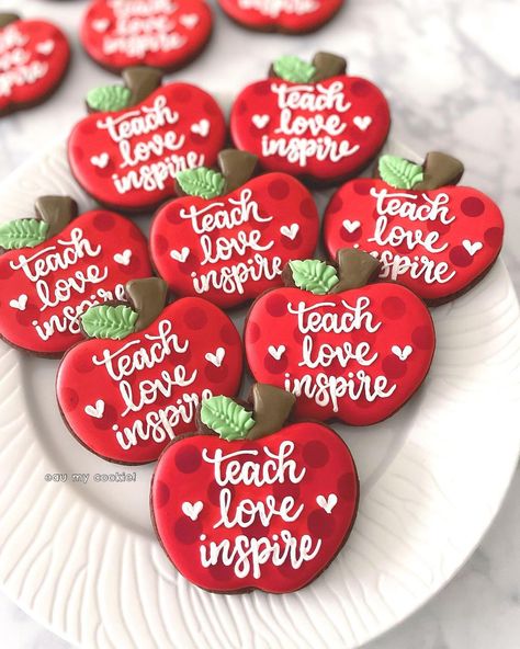 eau my cookie! | Mavis on Instagram: “Good teachers are the reason ordinary students dream to do extraordinary things. ♥️♥️♥️ Happy Teacher’s Day! 🧑‍🏫👨‍🏫👩‍🏫 #happyteachersday…” Teachers Day Cookies, Teacher Sugar Cookies, Cookies For Teachers, Teacher Appreciation Sugar Cookies, Teacher Sugar Cookies Gift Ideas, Teacher Appreciation Royal Icing Cookies, Flood Icing, Valentine Sugar Cookies, Best Apple Pie