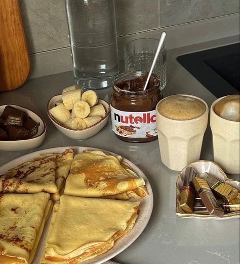 Foods For Abs, Nutella Crepes, Chocolate Breakfast, Banana Coffee, Coffee Chocolate, Food Therapy, Yummy Comfort Food, Sweet Snacks Recipes, Delicious Snacks Recipes