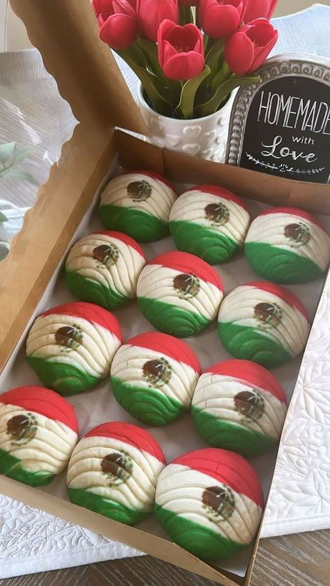 Mexican Christmas Food Ideas, Christmas Conchas, Halloween Conchas, House Of The Future, Mexican Stuff, Mexican Sweet Breads, Homemade With Love, Mexican Snacks, Mexican Candy