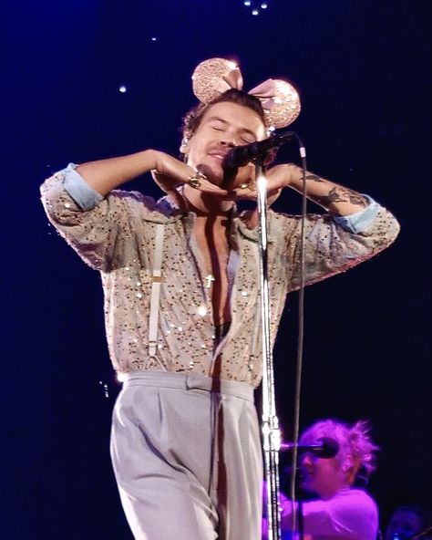 Love On Tour Outfits, Harry Styles Concert, Harry Styles Photos, Mr Style, Harry Styles Love On Tour, Minnie Mouse Ears, Mickey Ears, Harry Edward Styles, Edward Styles