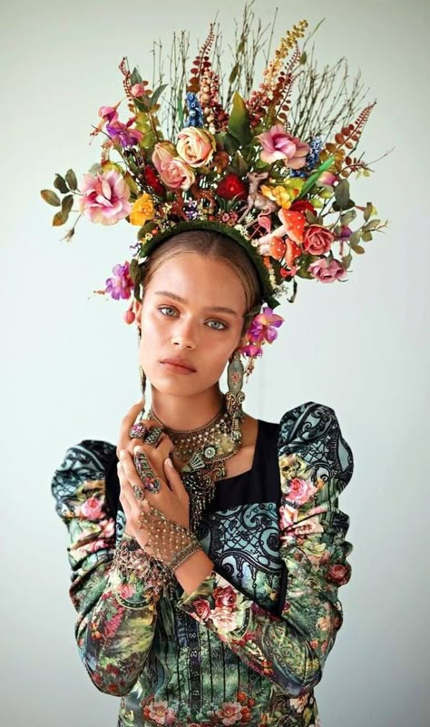 Geek Outfit, Aventura Florida, Iron Sculpture, Floral Headdress, Flower Headdress, Headpiece Diy, Michal Negrin, Mode Kimono, Flower Headpiece