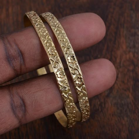 Gold Bangle Stacking Ideas, Gold Green Jewelry, Classy Gold Jewelry, Gold Bracelet Indian, Bracelet Women Gold, Bracelet Bangle Gold, Gold Bracelet Bangle, Bangle Stacking, Gold Bangles Indian