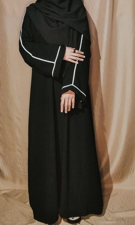 Burkha Design, Basic Abaya, Black Abaya Designs, Fashion Abaya, Abaya Outfit, Model Gamis, Muslim Outfits Casual, Pakistani Dresses Casual, Fashion Muslim