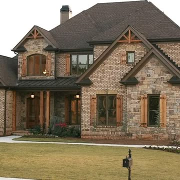 Rustic Brick House Exterior, Brown Brick Exterior, Brown Brick Houses, Brick Fireplaces, Brick Columns, Brick Decor, Brown Brick, Country House Design, Brick Exterior House