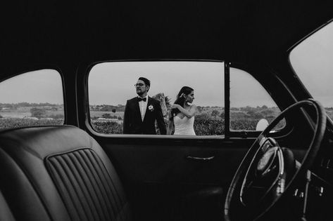 Engagement Photos Props Ideas, Car Wedding Photos, Car Engagement Photos, Car Couple, Classic Car Photoshoot, Vintage Car Wedding, Wedding Portrait Poses, Pre Wedding Photoshoot Outdoor, Pre Wedding Poses