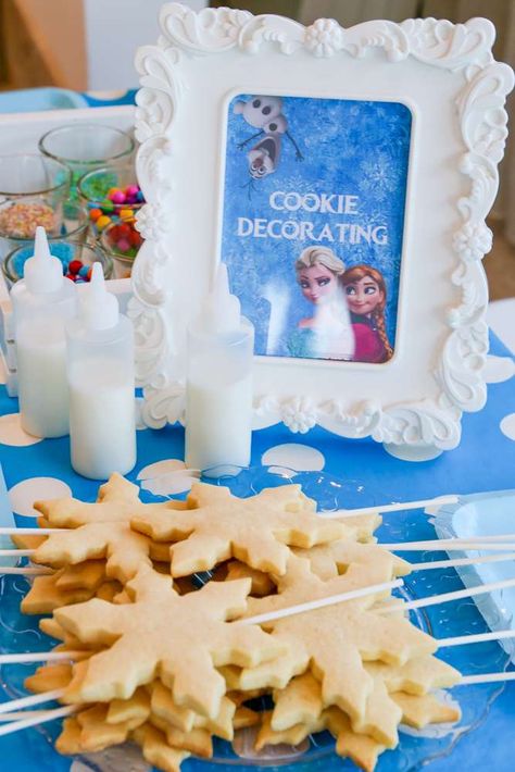 Cookie making station at a Frozen birthday party! See more party ideas at CatchMyParty.com! Anna Party Ideas, Frozen Birthday Ideas Diy, Frozen Themed Birthday Party Activities, 5th Frozen Birthday Party, Frozen Birthday Party Crafts, Elsa 3rd Birthday Party Ideas, Frozen 2 Party Food, Frozen Birthday Party At Home, Olaf First Birthday Party