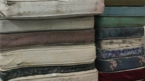 Int. FG apt / old mattress Mattress Aesthetic, Clean A Mattress, Dust Mite Allergy, Reader Aesthetic, Homemade Garden Decorations, Mattress Encasement, Detox Your Home, Clean Sweep, Mattress On Floor