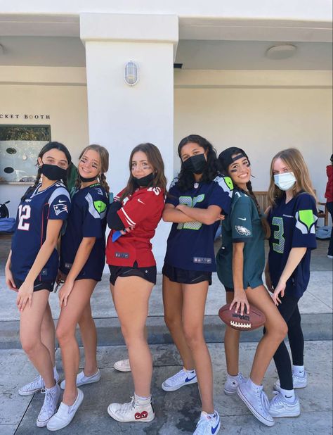 Basketball Players Halloween Costumes, Athletic Carnival Costumes, Football Boys Halloween Costume, Athletes Vs Mathletes Costume, Athletics Carnival Costumes, Athlete Spirit Week Outfits, Halloween Football Player Girl, Mathlete Vs Athlete Costume, Volleyball Halloween Costumes