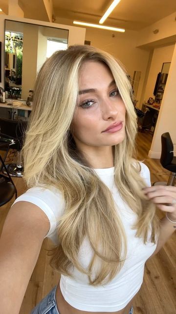 Blond With Layers, On Camera Blonde, Rooted Blonde Curtain Bangs, Blond Women, Blonde Contouring Hair, Hair Contouring Blonde, Blonde Hair Woman, Long Hair Styles Blonde, Contour Haircut