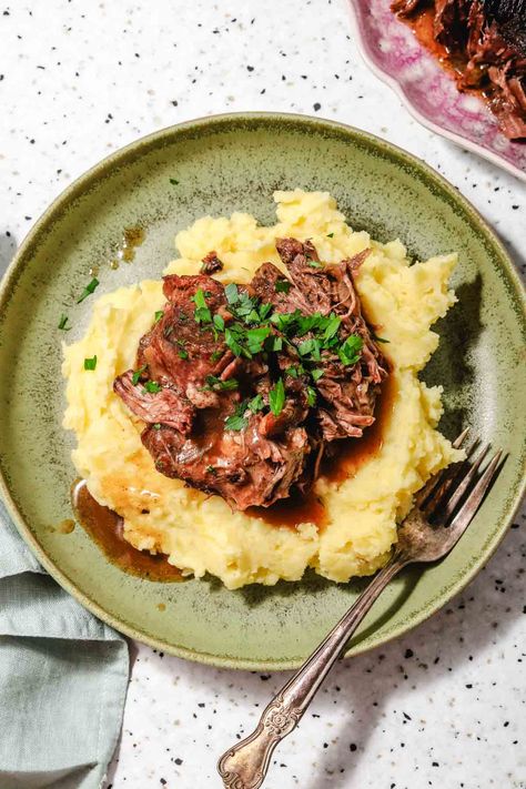 Oven Braised Chuck Roast (Easy & Fall Apart) Braised Chuck Roast, Ramadan Recipes Iftar, Easy Roast, Cuts Of Beef, Leftover Beef, Cauliflower Mashed Potatoes, Braised Short Ribs, Beef Chuck, Main Dish Salads