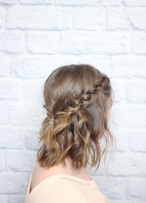 This braid is ideal for girls with short hair. Braid Crown, Natural Wedding Hairstyles, Hair Romance, Teased Hair, Braided Ponytail Hairstyles, Short Braids, Short Hair Tutorial, Penteado Cabelo Curto, Easy Braids