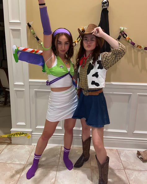 Girl Couple Costumes, Two Girls Halloween Costumes, Halloween Costumes Disney, Disfraz Toy Story, Halloween Duos, Carnaval Costume, Classy Halloween Costumes, Matching Halloween Costumes, Bff Halloween Costumes