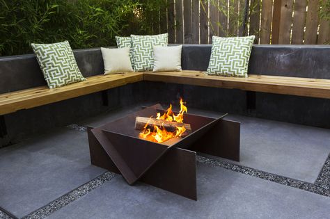 Stahl Firepit, based in Portland, Oregon. The Stahl Firepit was designed with simple functionality and timeless beauty in mind.  It is made from hand selected, A36 hot-rolled steel, which develops a beautiful patina that matures in character as it ages.  The simple five piece construction does not require any complicated parts or screws.  It is easy to assemble in about one minute.  And because it is not welded together, you can also disassemble it for storage.  The large size is ideal for a ... Metal Fire Pit Ring, Fire Pit Video, Backyard Campfire, Copper Fire Pit, Fire Pit Party, Fire Pit Materials, Outdoor Technology, Fire Pots, Modern Fire Pit