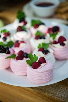 Meringue cups - what a lovely gluten free dessert idea! Mini Pavlovas, Pavlova Dessert, Mini Pavlova, Tea Party Food, Wedding Dessert, Mini Cheesecakes, Wedding Desserts, Mini Desserts, Pavlova