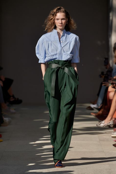 Salvatore Ferragamo Spring 2020 Ready-to-Wear Fashion Show - Vogue Hipster Outfits, Vogue Japan, Milano Fashion Week, Model Style, Fashion Weeks, Green Pants, Looks Chic, Fashion Show Collection, Fashion 2020