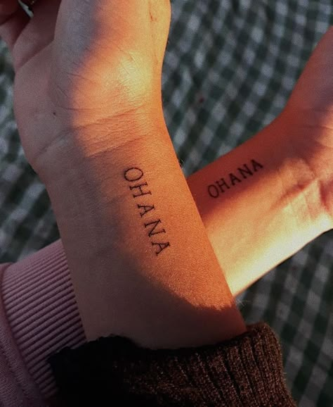 Ohana Wrist Tattoo, 4 Friend Tattoos, Hawaii Tattoo Ideas, Ohana Tattoos, Ohana Tattoo Ideas, Marcel Gerard, Hawaii Tattoo, Ohana Tattoo, Maching Tattoos