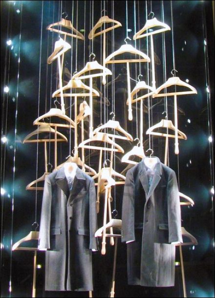 Dolce Gabbana Clothes Hanger'd Window Display Display Visual Merchandising, Fashion Window Display, Decoration Vitrine, Visual Merchandising Displays, Store Window Displays, Window Display Design, Interior Vintage, Retail Windows, Store Windows