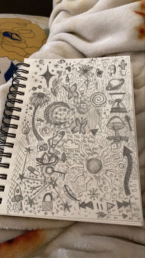 Space Filler Doodles, Scatch Book Ideas, Beautiful Pencil Sketches, Witch Drawing, Art Eras, Notebook Drawing, Hand Doodles, Arte Grunge, Doodle Pages