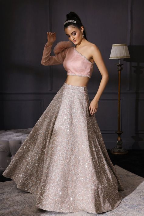 Powder pink organza satin blouse and a champagne silver raw silk lehenga with hand embellished resham and sequin Long Blouse Lehenga, Orang India, Raw Silk Lehenga, Indian Outfits Lehenga, Wedding Lehenga Designs, Lehenga Blouse Designs, Gaun Fashion, Wedding Blouse Designs, Traditional Indian Outfits