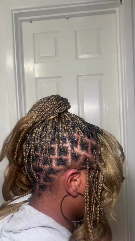 I want a knotless box braid with a little curtain bang. Me:Say no more... | TikTok Knotless Braids With Bangs, Curtain Bangs Braids, Braids With Bangs, Braided Bangs, Box Braid, Knotless Braids, Curtain Bangs, Protective Styles, Protective Hairstyles