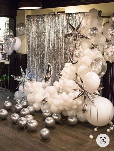 Silver Theme Party Decoration, 16th Birthday Balloons, Starry Night Prom, Silver Balloons, Deco Ballon, Disco Party Decorations, Prom Themes, 50th Birthday Decorations, Bachelorette Decorations