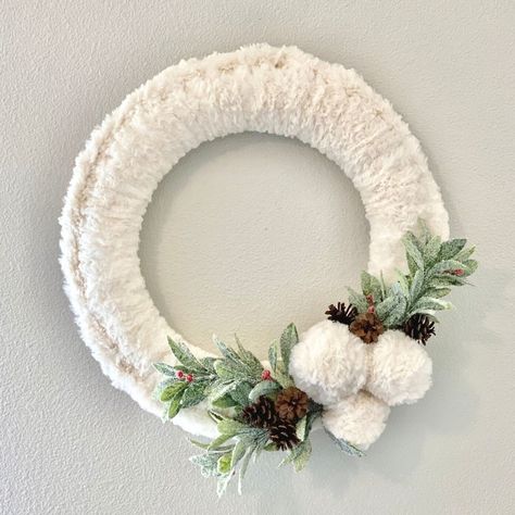 This quick and easy holiday wreath pattern is sure to be a hit with teachers, friends, and customers alike. It works up so fast in Go for Faux Thick & Quick yarn and will create a striking entrance to any home this season. The pattern is free and so is the joy! #crochetpattern #freecrochetpattern #christmascrochet #crochetwreath #wreathpattern Fur Wreath, Crochet Wreaths, Holiday Knitting, Craft Boutique, Crochet Christmas Wreath, Crochet Wreath, Diy Crochet Patterns, Fun Wreath, Decor Crochet